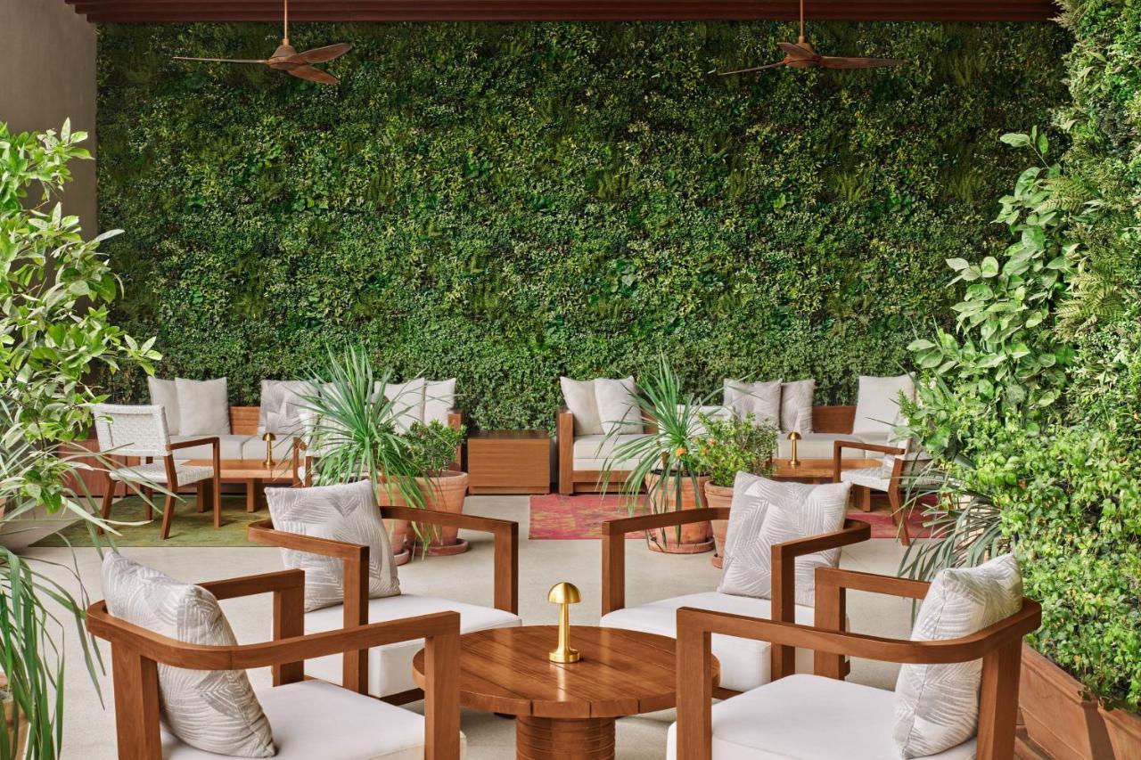 The Dubai Edition Exterior foto A green wall in a restaurant