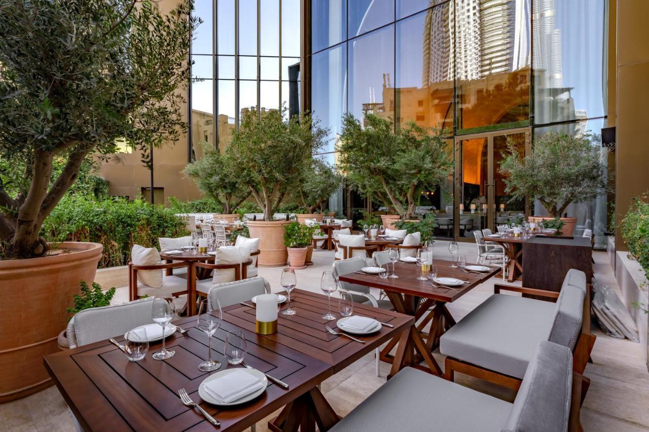 The Dubai Edition Exterior foto The patio at the restaurant
