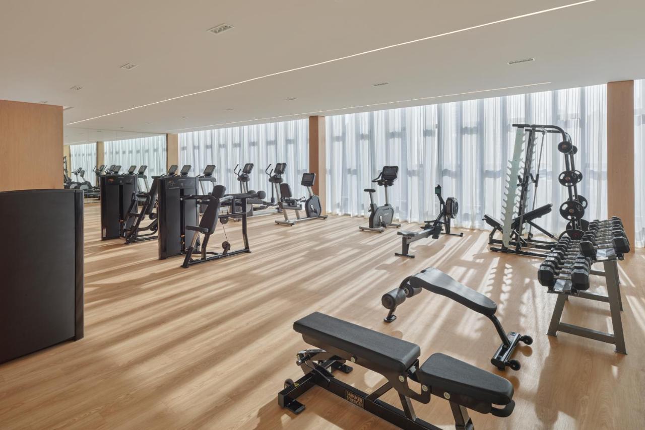 The Dubai Edition Exterior foto The gym at The Hari