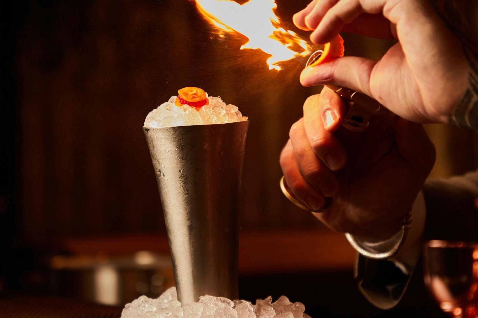 The Dubai Edition Exterior foto Flaming the cocktail