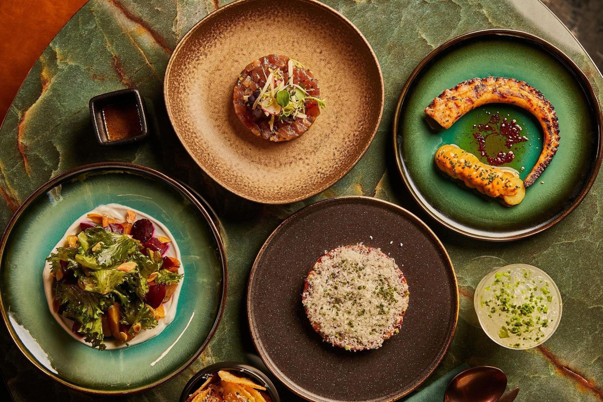 The Dubai Edition Exterior foto Dishes at the restaurant