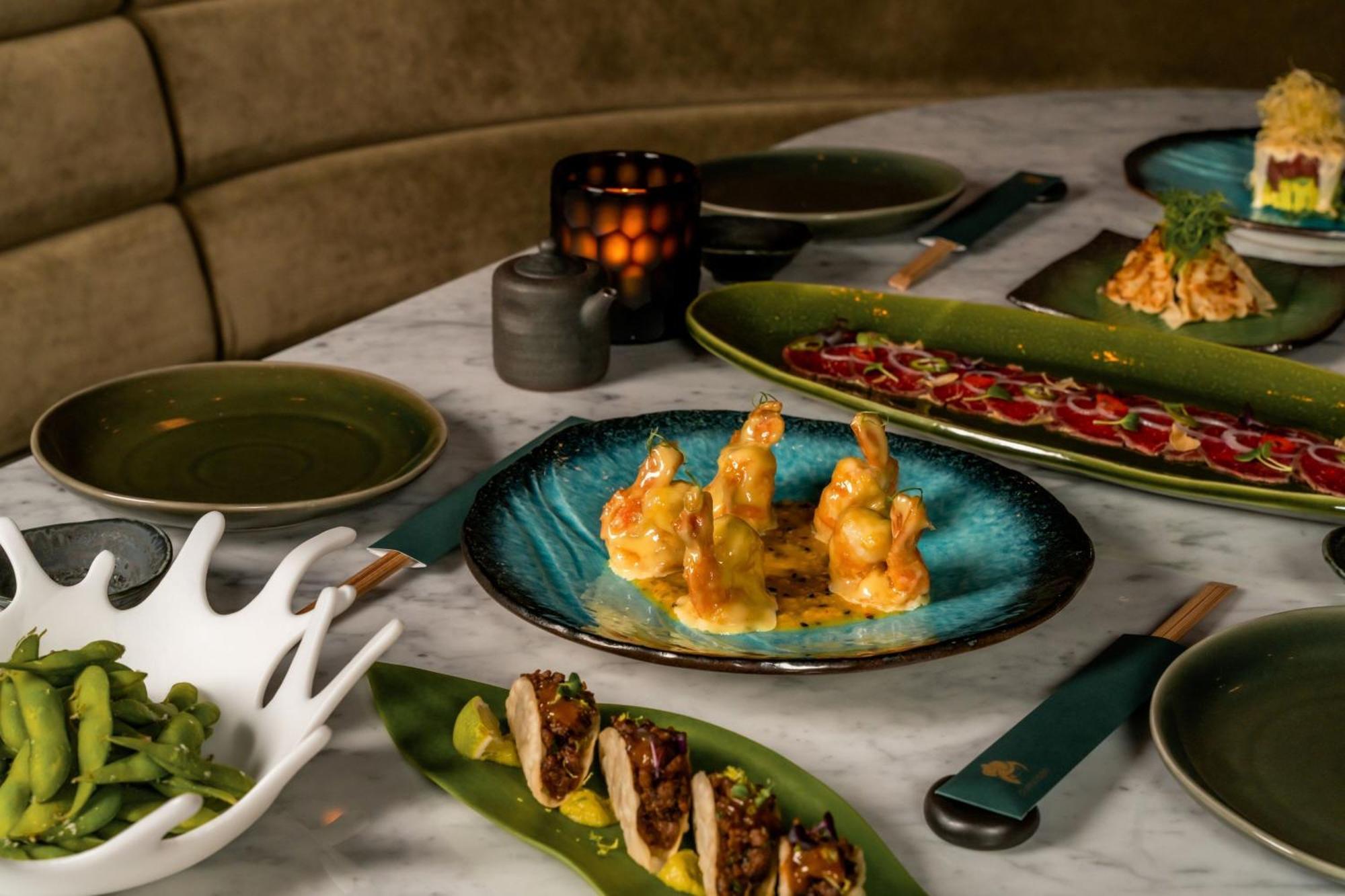 The Dubai Edition Exterior foto A selection of dishes at the restaurant