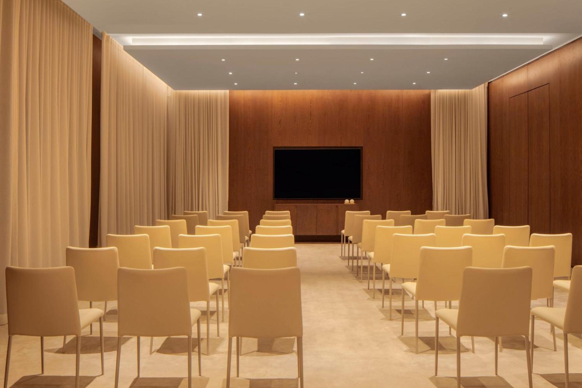 The Dubai Edition Exterior foto The meeting room