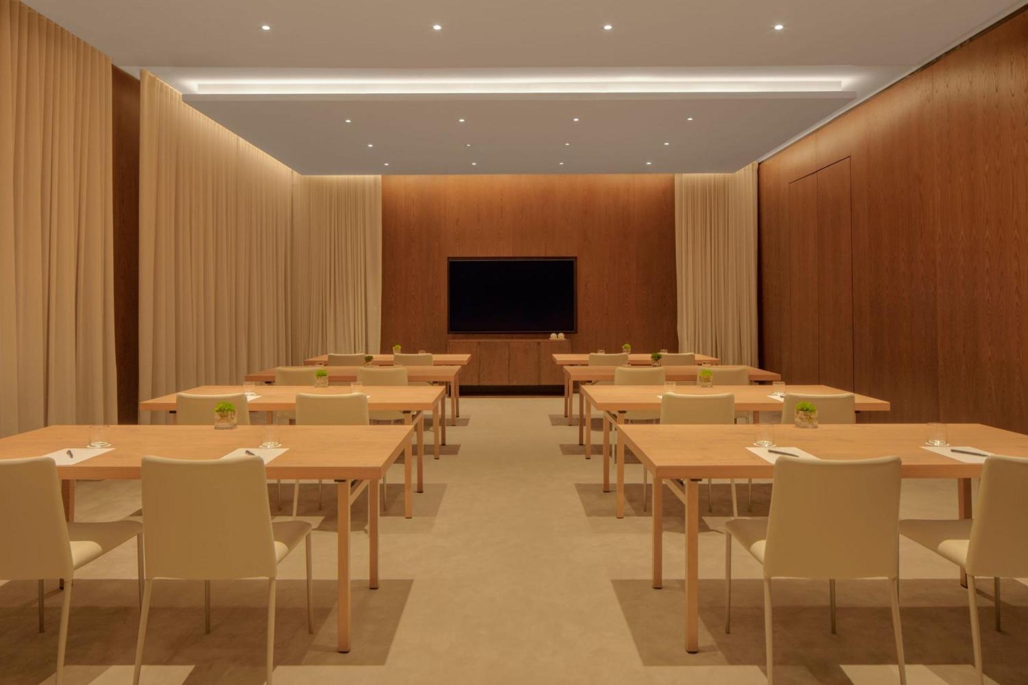 The Dubai Edition Exterior foto A meeting room