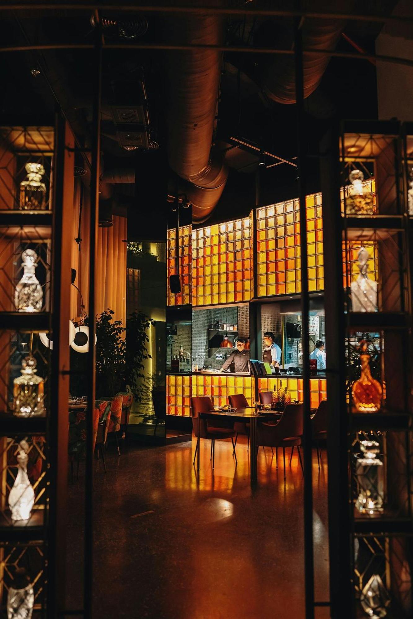 The Dubai Edition Exterior foto The bar at the restaurant