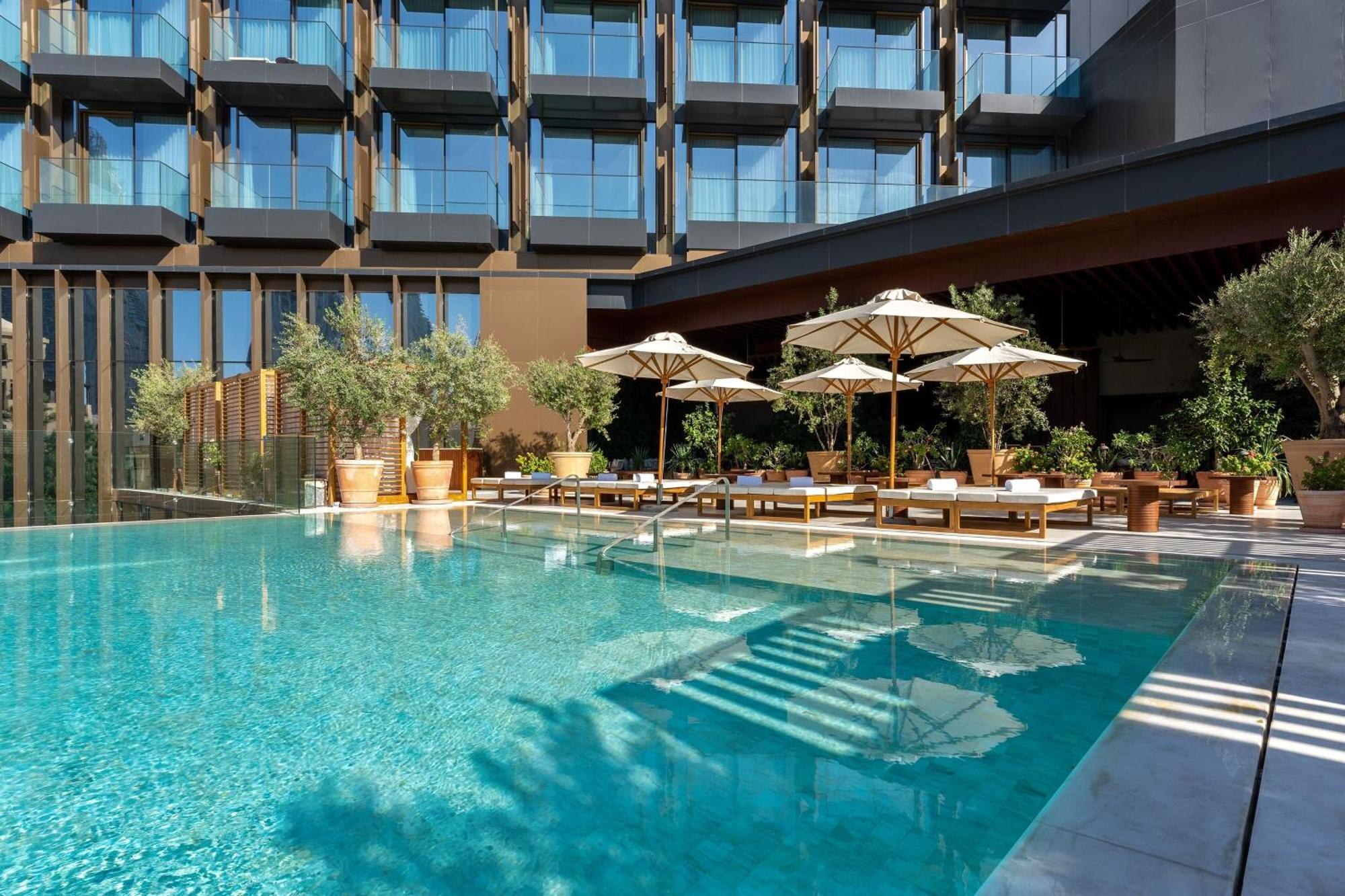 The Dubai Edition Exterior foto The hotel's pool